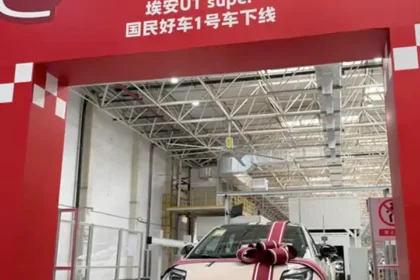 آیون UT سوپر با طراحی مدرن و فناوری تعویض باتری ۹۹ ثانیه‌ ای رونمایی شد