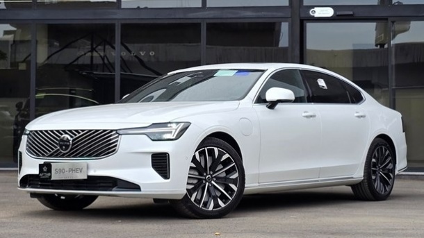ولوو S90 لانگ PHEV به زودی عرضه می‌شود؛ ارزش خرید سدان لوکس پلاگین هیبریدی چقدر است؟